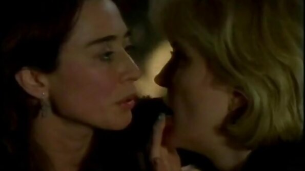 En rødhåret, der elsker at vise sig frem, bliver kneppet i sin kusse