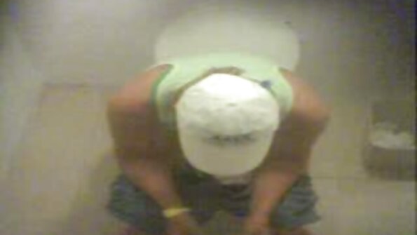 En stor røv brunette, der har et pænt sæt bryster, bliver kneppet