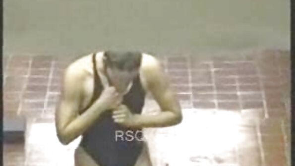 Liderlig ibenholt brunette bliver penetreret med en stærk penis