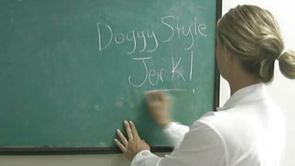 Pige har intet imod dobbelt penetration af ædle hingste