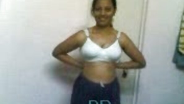 Skinny chick er træt af arbejde, så forfører sin kollega til sex