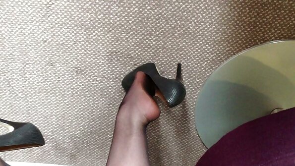 Brunette med grisehaler er her for at vise os, hvordan hun kan lide sin røv kneppet