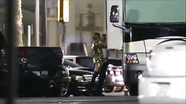 Asiatisk escort bliver kneppet bag i sin bil