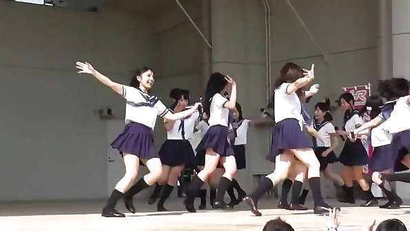 En frisk kylling, der har en fin røv, bliver analt penetreret