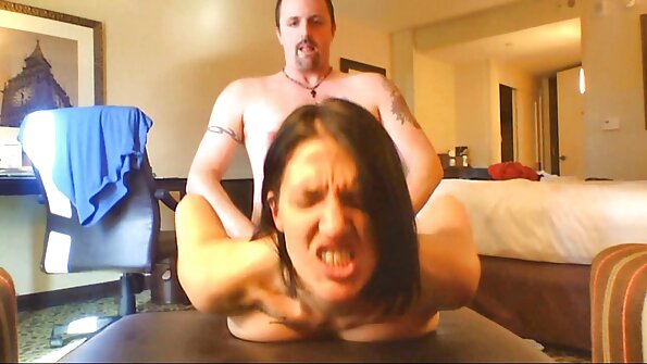 En smilende kvinde får sin fisse fyldt med en stor pik