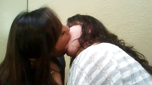 En varm amatør med en sexet fisse bliver kneppet, og hun slikker pik