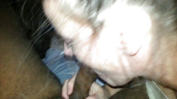 En pige med piercinger i brystvorten giver et blowjob til sin elsker