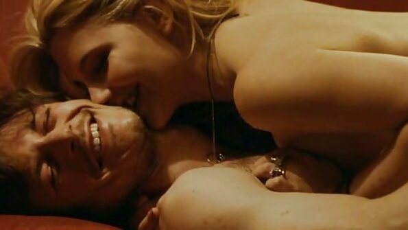 Ung pige giver sin ømme fisse som betaling for leje af lejlighed