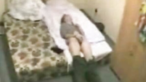 Lesbiske piger tilbringer en god aften med at tilfredsstille fisser på sofaen