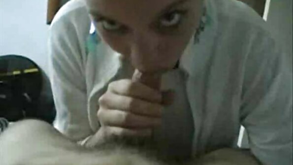 Diamond Foxxx på toppen i en lesbisk 69 med en smuk teenager