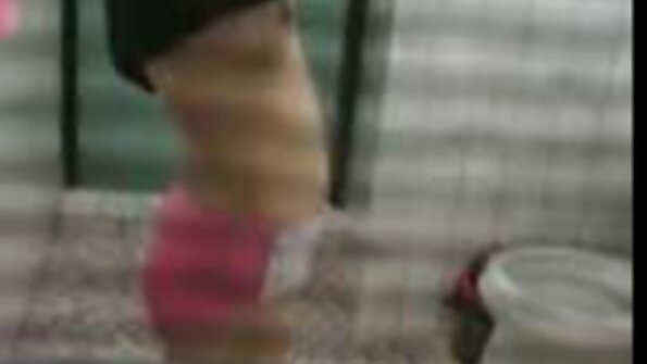 En barmfagre tæve, der nyder følelsen af ​​en pik, laver et blowjob