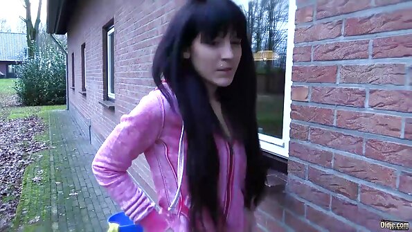 Uforskammet stud knepper groft mager kæreste i køkkenet