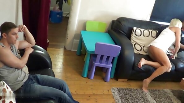 Mager tøs analyseret, indtil hendes røvhul er pænt gabende