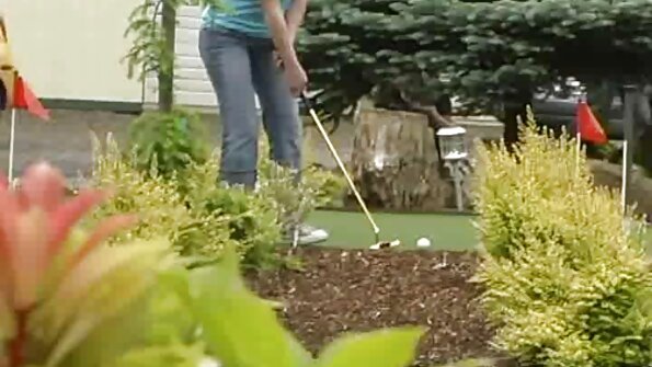 To store mænd knepper en stor røv brunette analt i en trekant