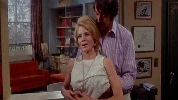 En blondine med en vidunderlig krop tager to haner ind på samme tid