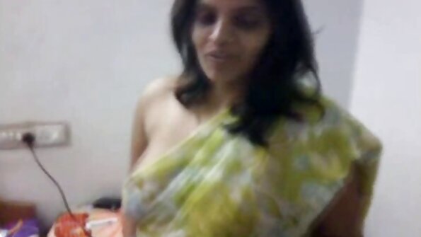 En rødhåret, der har en sexet røv, får noget sperm i sin kusse