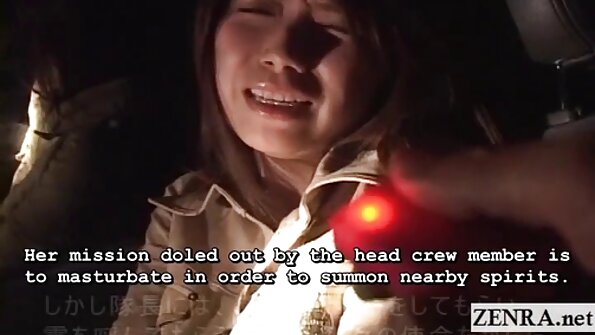 En stor sort fyr trænger ind i en skøge på sin båd i floden