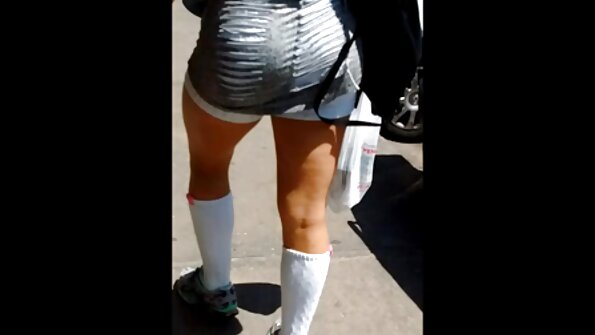 En kylling får en pik skubbet ind i munden af ​​cyklen