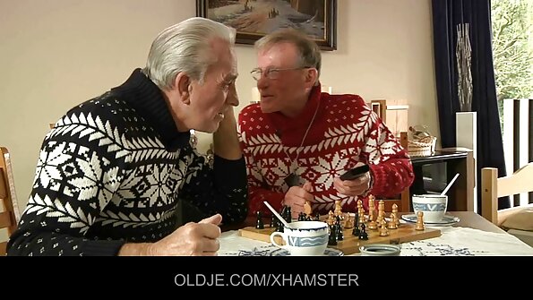 En rask lille blondine med små bryster får sin kusse vædret