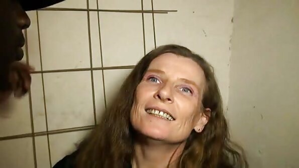 Smuk pige i forførende lingeri handler om analsex