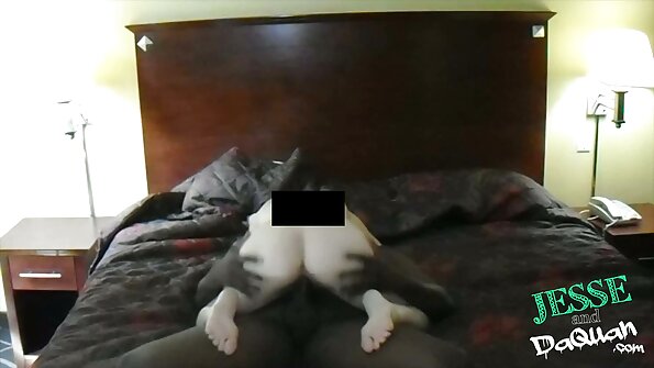 Glamorøs babe ligger på sengen og ser så uskyldig ud, mens hun er puklet
