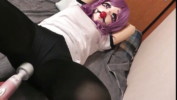 En sød brunette med hestehale bliver kneppet under massagen