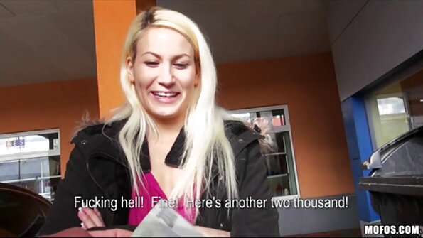 Banke en Latina fisse på badeværelset tælleren