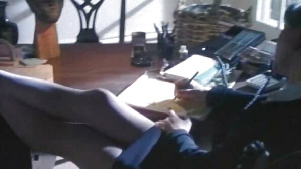 Blondine får sin mand til at slå et telt op i sine bukser i køkkenet