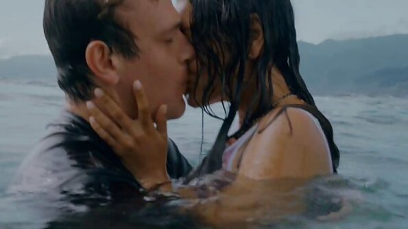 Smuk pige og hendes store pik BF har sex med stedmor