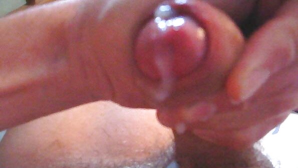 En stor røvkvinde blotter sin numse og sin kusse foran kameraet