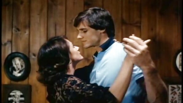 Liderlig orientalsk pige har soloarfaring på kameraet på badeværelset