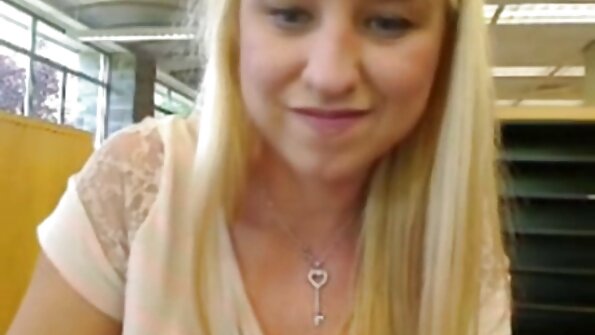 En hot inked blondine mærker en pik i sin store stramme røv