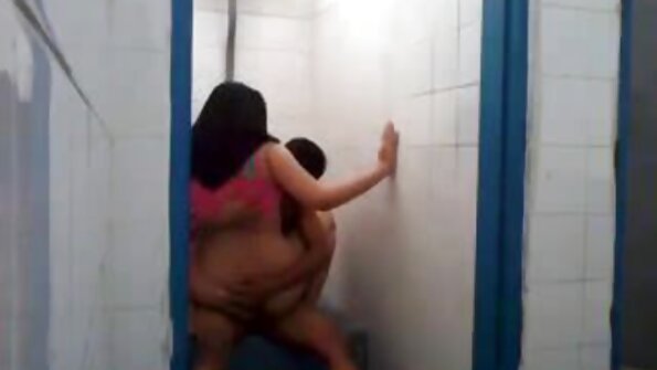 Sexet kontorpige med briller bliver kneppet af sin kollega