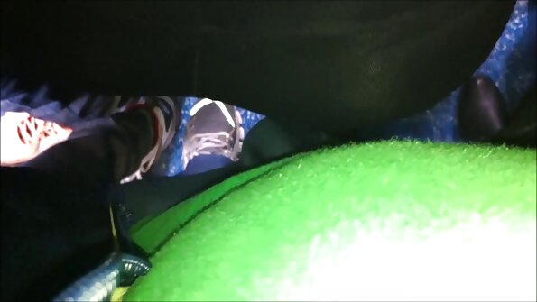 Rødhåret er udenfor i haven og får en stor pik i sig