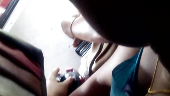 Brunettes stramme røvhul tager et hårdt slag