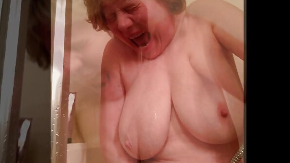 En varm tæve får en pik op i sin røv i sofaen, og hun er glad