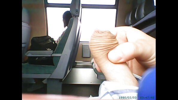 En sorthåret dame får to haner inde i sin kusse og røv sammen