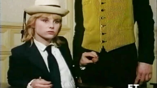 Brunhåret babe i sorte strømper har brug for hård anal knepping