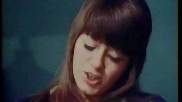 Slank rødhåret skriger under aktiv analsex med BF