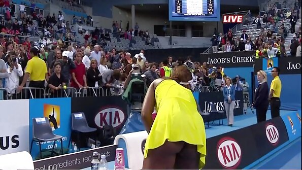 En brunette, der har en sexet sort røv, bliver kneppet dybt i gymnastiksalen