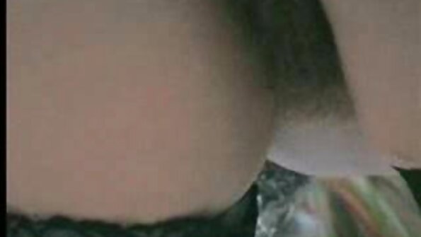 To piger slutter sig til et analbureau, og dets ejer tester deres røvhuller